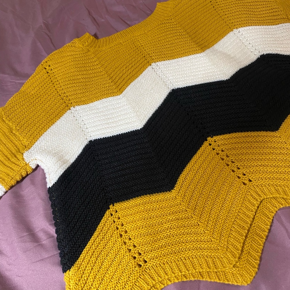 Full Circle Trends Size M Knitted Sweater